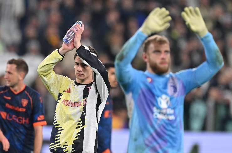 Calciatori della Juve applaudono
