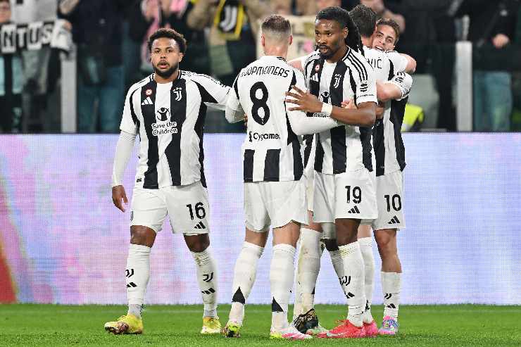 I calciatori della Juventus esultano dopo un gol