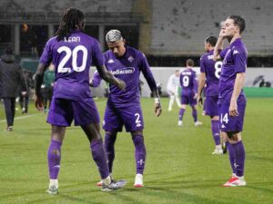 Kean e Dodò della Fiorentina esultano dopo un gol