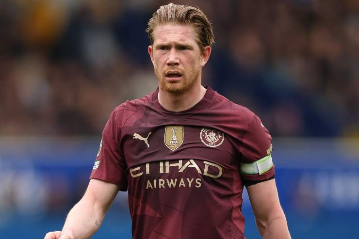 Kevin De Bruyne osserva concentrato