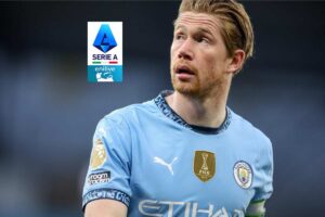 Kevin De Bruyne guarda il logo della Serie A