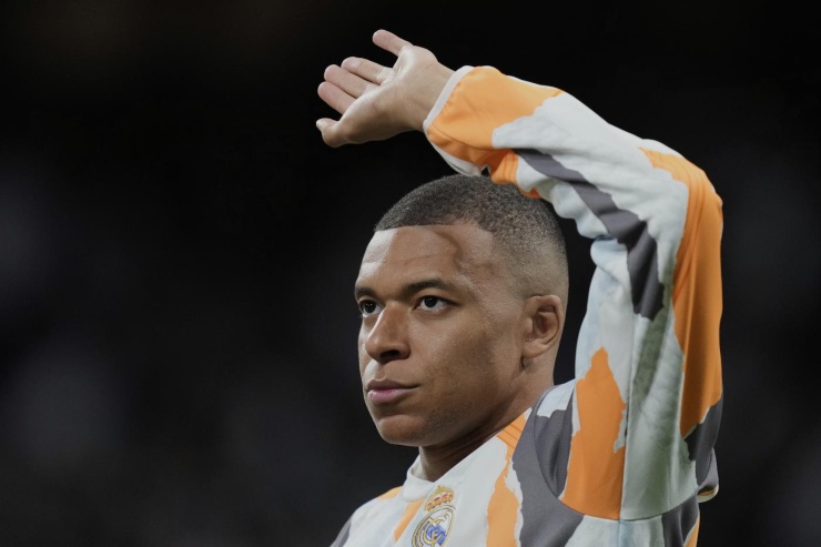 Kylian Mbappé saluta in campo 