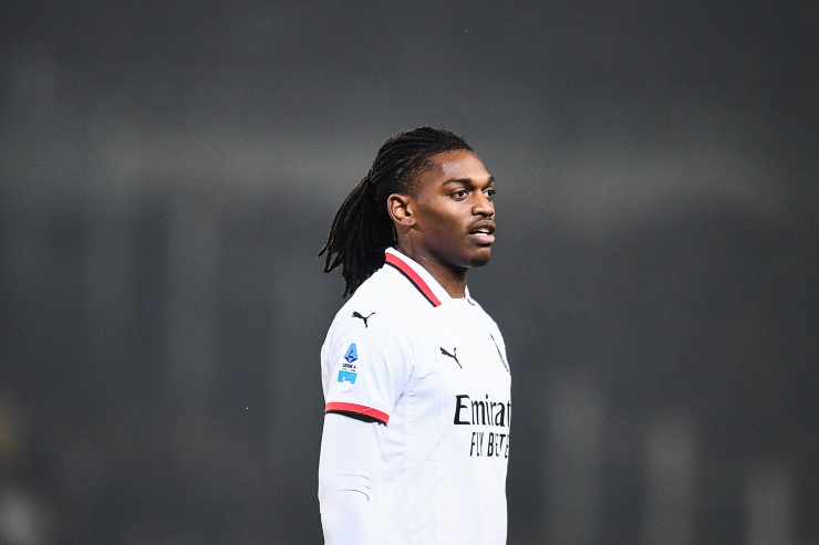 Leao in campo con la seconda maglia del Milan 