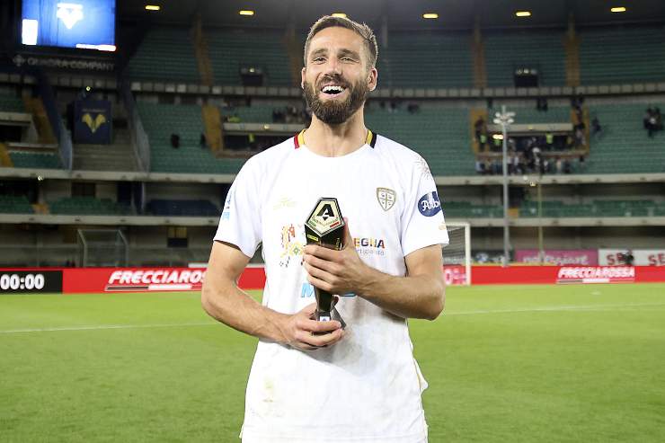 Leonardo Pavoletti con il premio di man of the match