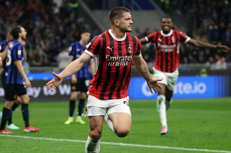 Luka Jovic esulta dopo il gol all'Inter