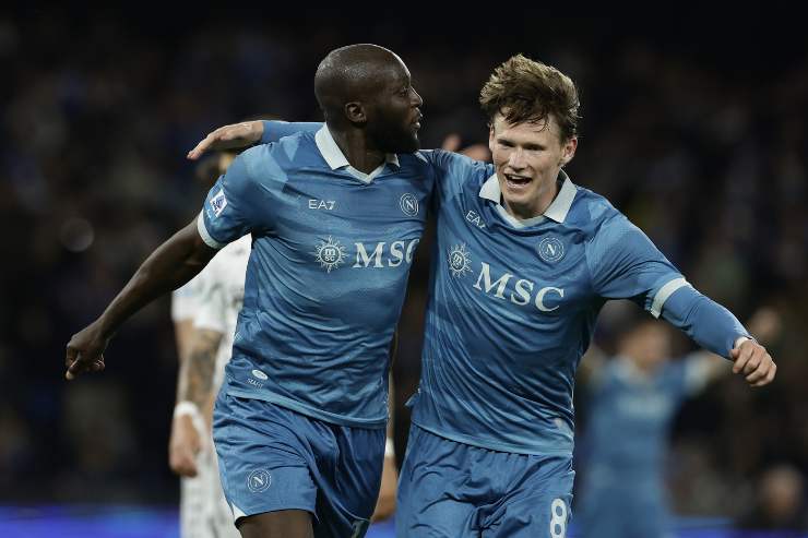 Lukaku e McTominay festeggiano dopo un gol