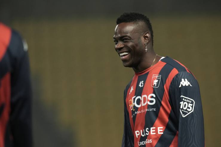Mario Balotelli sorride con la maglia del Genoa