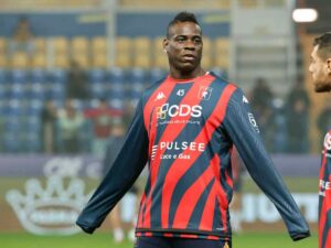 Mario Balotelli con la casacca di allenamento del Genoa