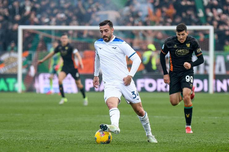Mario Gila in azione con la maglia della Lazio