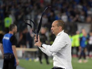 Massimiliano Allegri sventola la cravatta