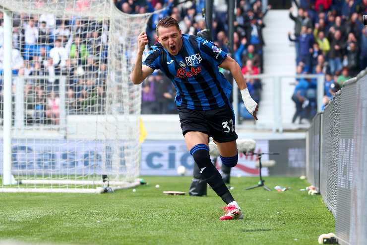 Mateo Retegui esulta dopo il gol