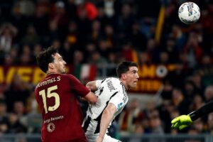 Mats Hummels in azione contro la Juve
