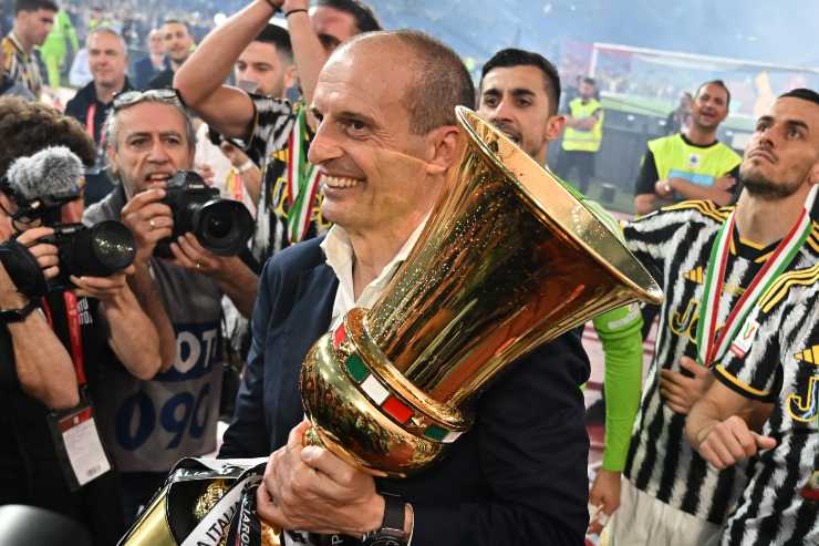 Max Allegri sorridente con la Coppa Italia in mano