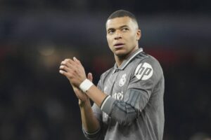 Kylian Mbappé applaude in campo