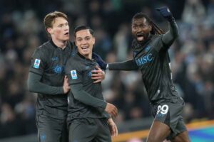 McTominay, Raspadori ed Anguissa esultano dopo un gol