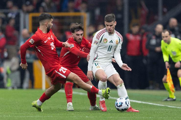 Milos Kerkez in azione con la maglia dell'Ungheria