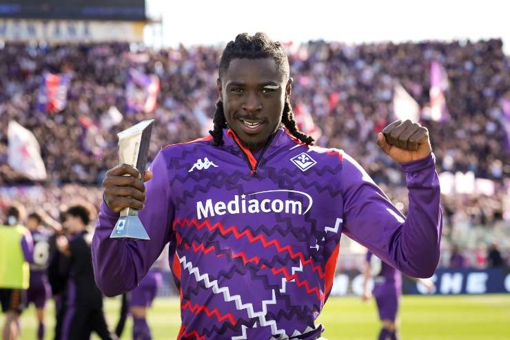 Moise Kean festeggia con il premio di man of the match