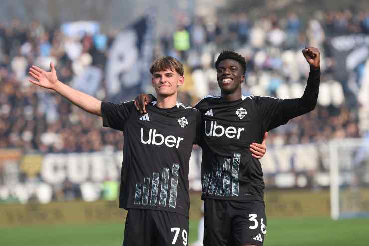 Nico Paz e Assane Diao festeggiano insieme dopo un gol