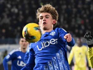 Nico Paz del Como controlla il Pallone