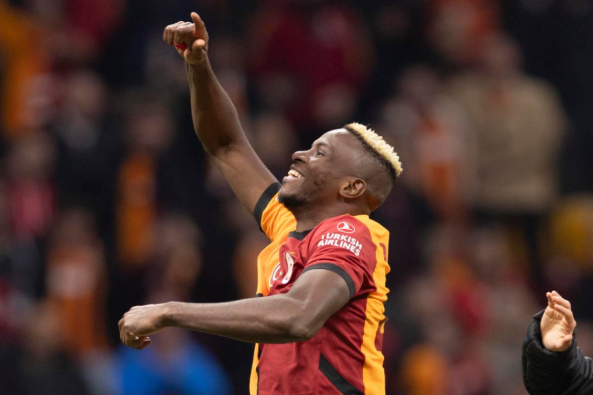 Osimhen esulta dopo un gol