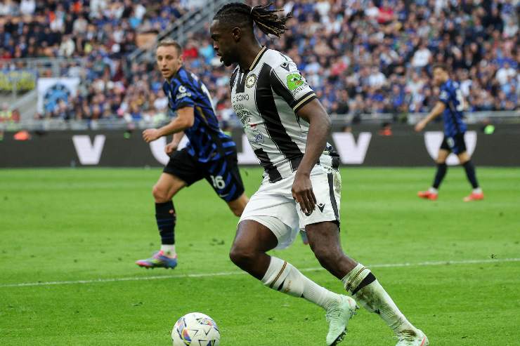 Oumar Solet in azione con l'Udinese