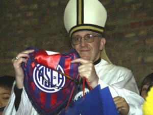 Papa Francesco mentre mostra il gagliardetto del San Lorenzo, la sua squadra del cuore