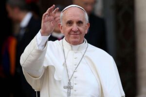 Papa Francesco saluta