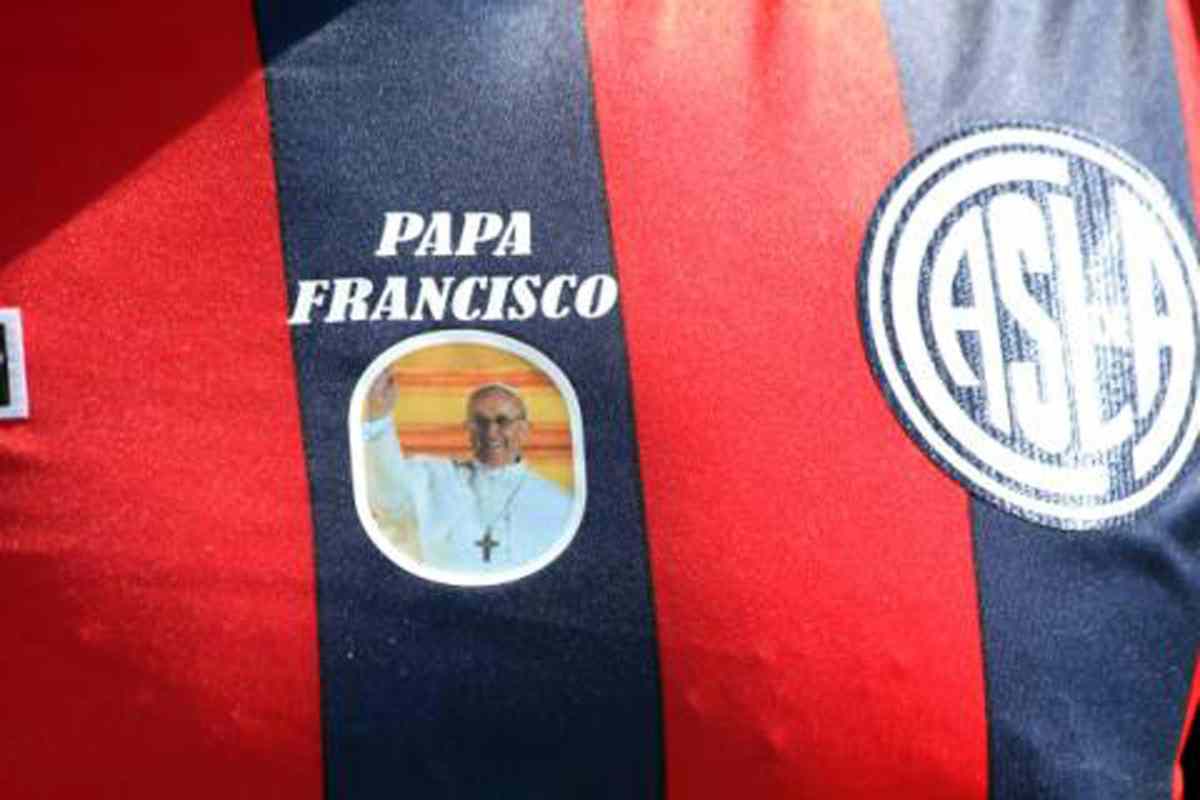 la maglia del San Lorenzo dedicata a Papa Francesco 