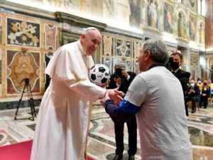 Papa Francesco e il dono di un pallone