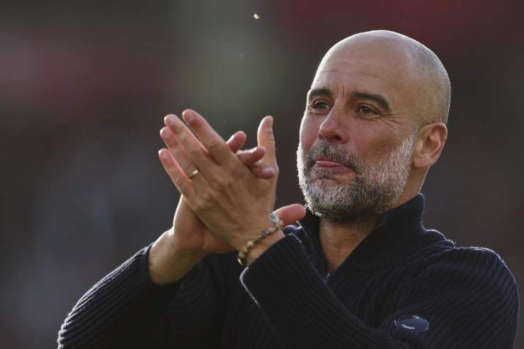 Pep Guardiola applaude felice