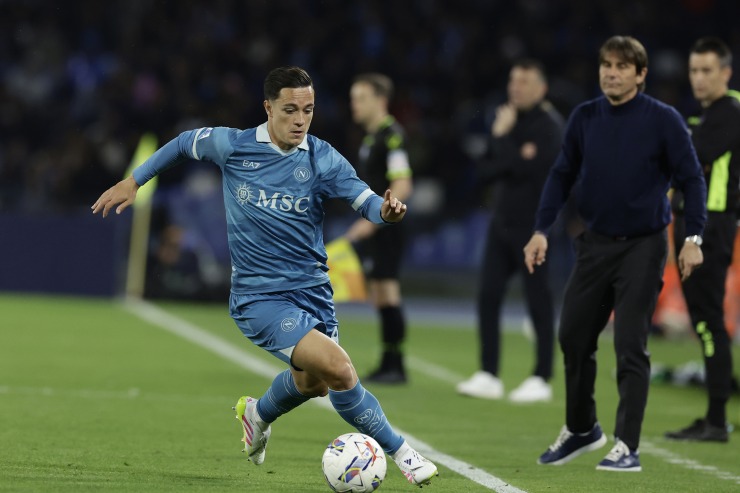 Jack Raspadori corre in campo 