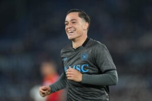 Jack Raspadori sorridente in campo