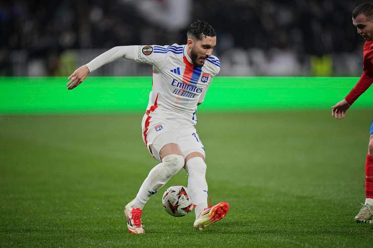 Rayan Cherki in azione con la maglia del Lione