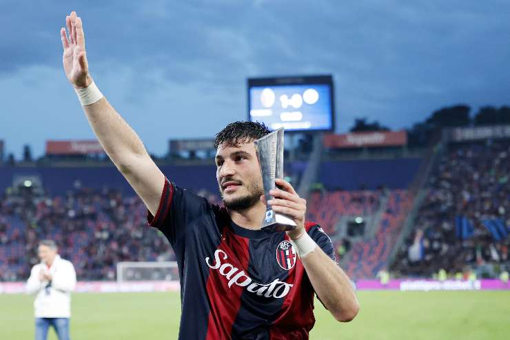Riccardo Orsolini esulta dopo il gol all'Inter