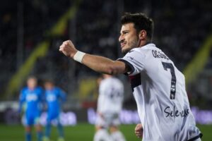 Riccardo Orsolini esulta dopo il gol
