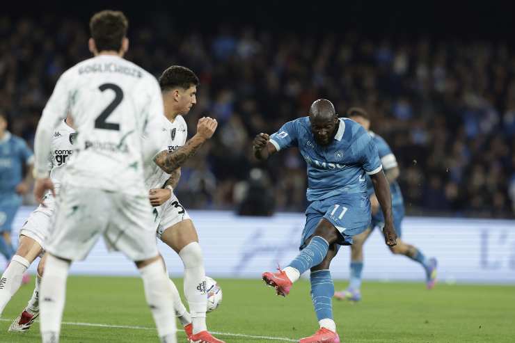 Romelu Lukaku calcia in porta