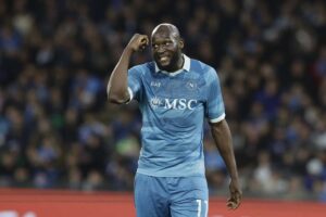 Romelu Lukaku, mani alla testa