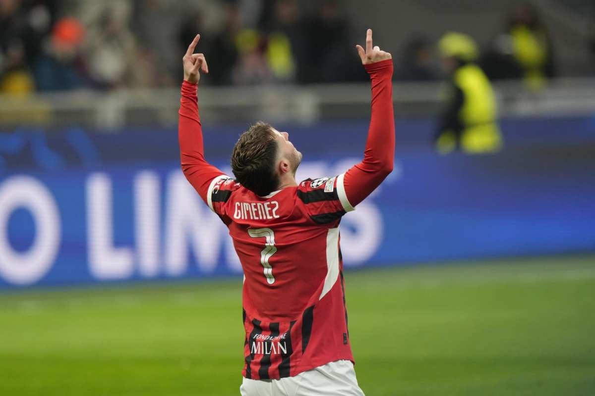 Santiago Gimenez esulta dopo un gol col Milan
