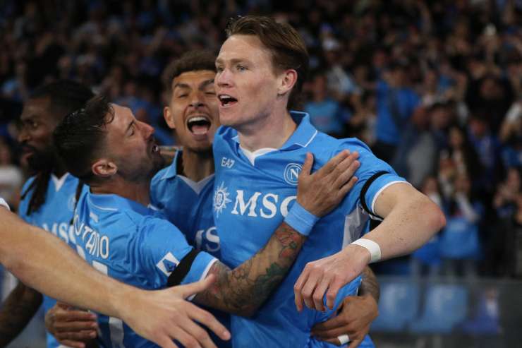 Scott McTominay esulta dopo i gol al Torino