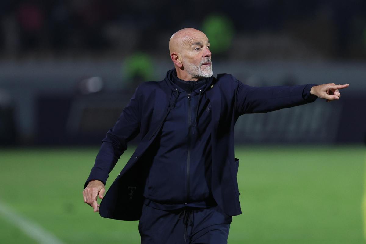 Stefano Pioli dà indicazioni da bordocampo