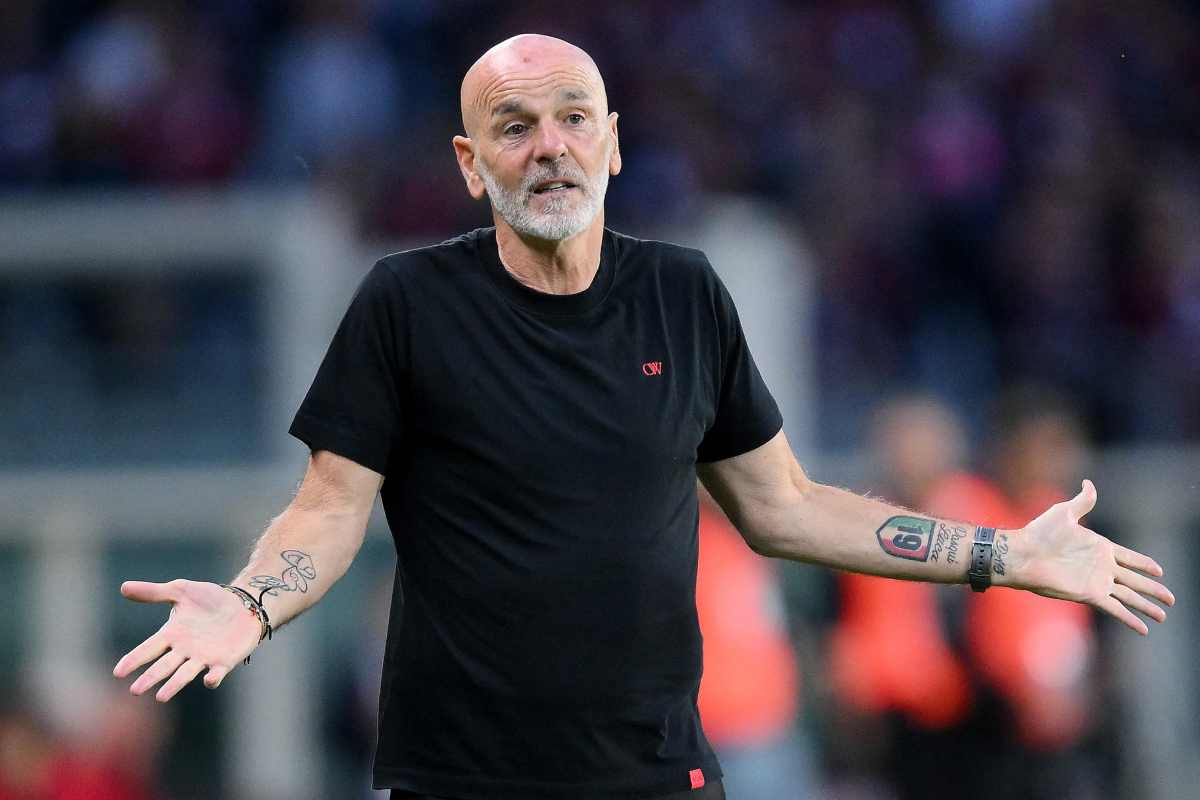 Stefano Pioli a braccia aperte davanti alla panchina