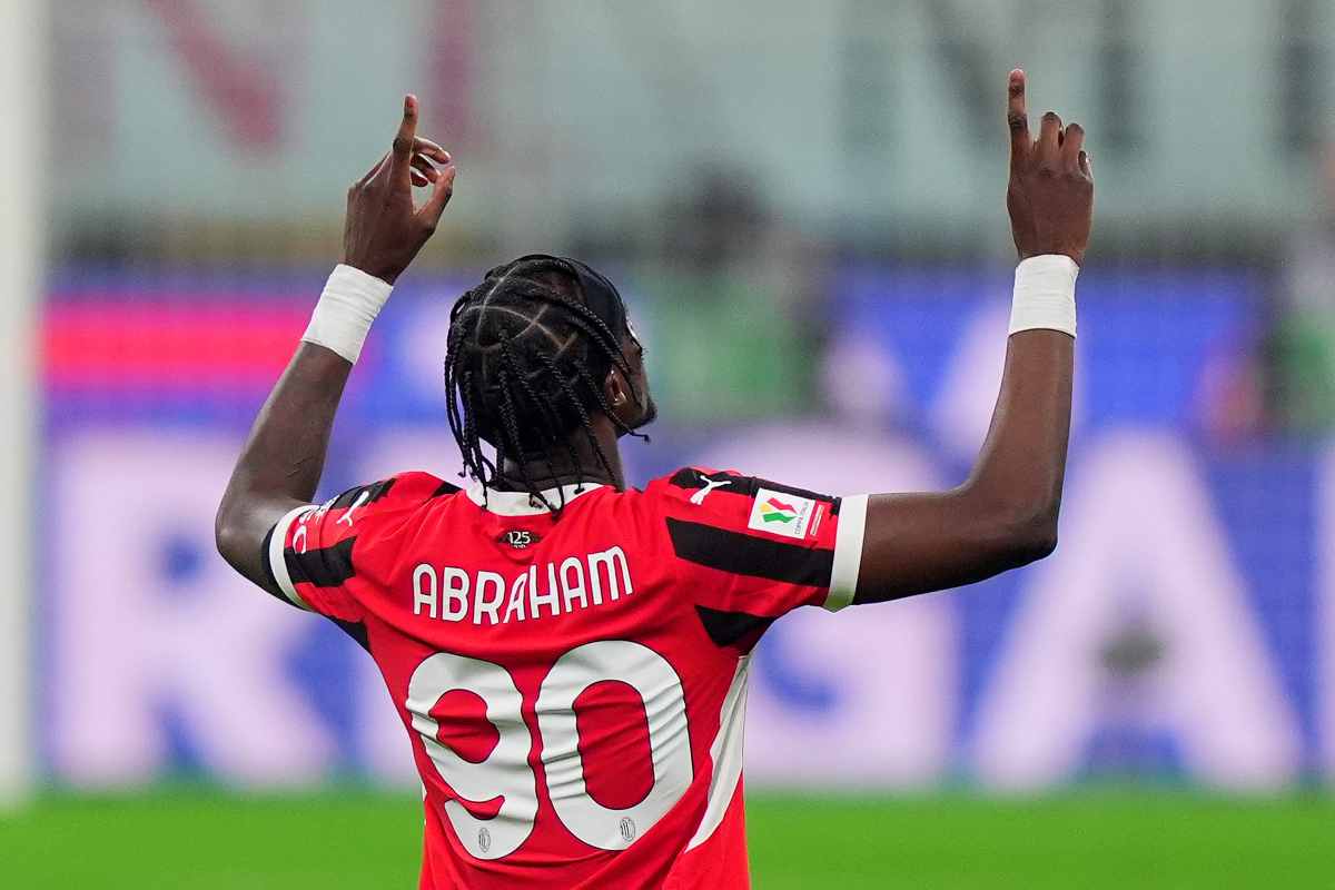 Tammy Abraham esulta dopo il gol nel derby di Coppa Itaila con l'Inter