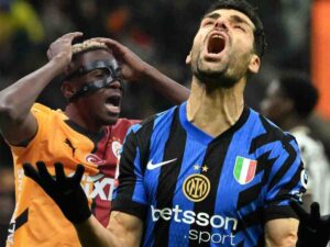 Taremi e Osimhen si disperano dopo un gol sbagliato