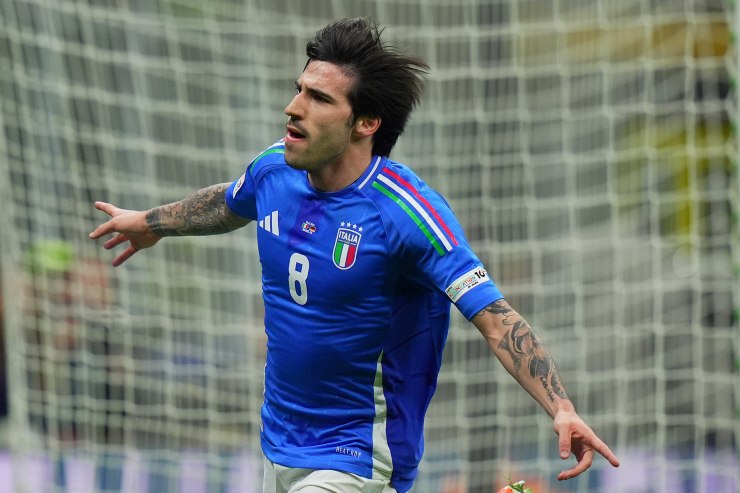 Tonali esulta con la maglia dell'Italia 