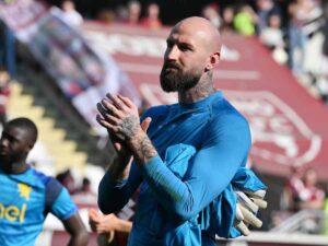 Vanja Milinkovic Savic applaude i tifosi del Torino