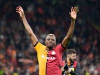 Victor Osimhen esulta braccia al cielo