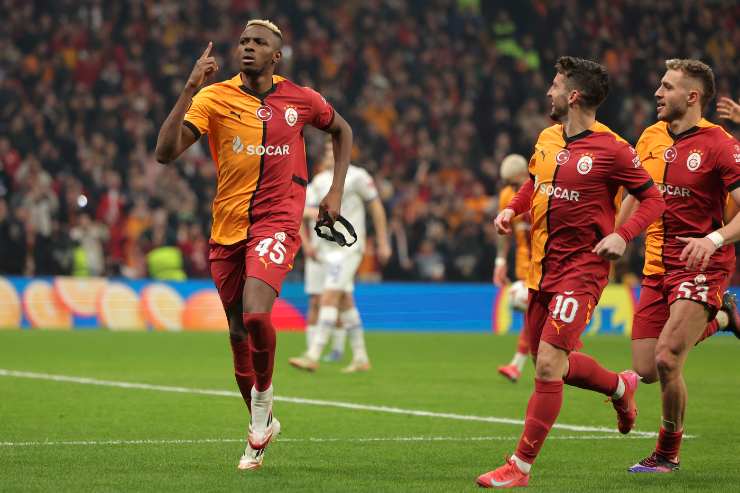 Victor Osimhen esulta 