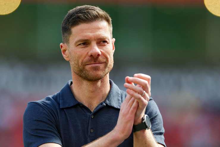 Xabi Alonso applaude