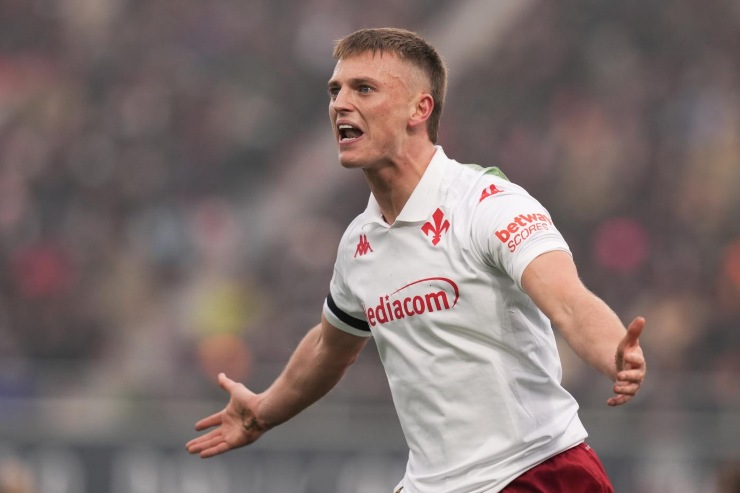 Albert Gudmundsson si lamenta in campo 