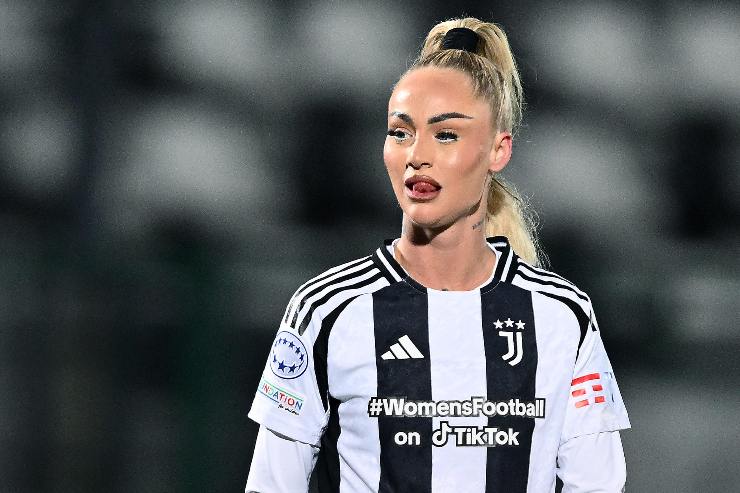Alisha Lehmann con la maglia della Juve